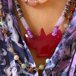edelstenen ketting met amethist ketting en fuchsia vogel