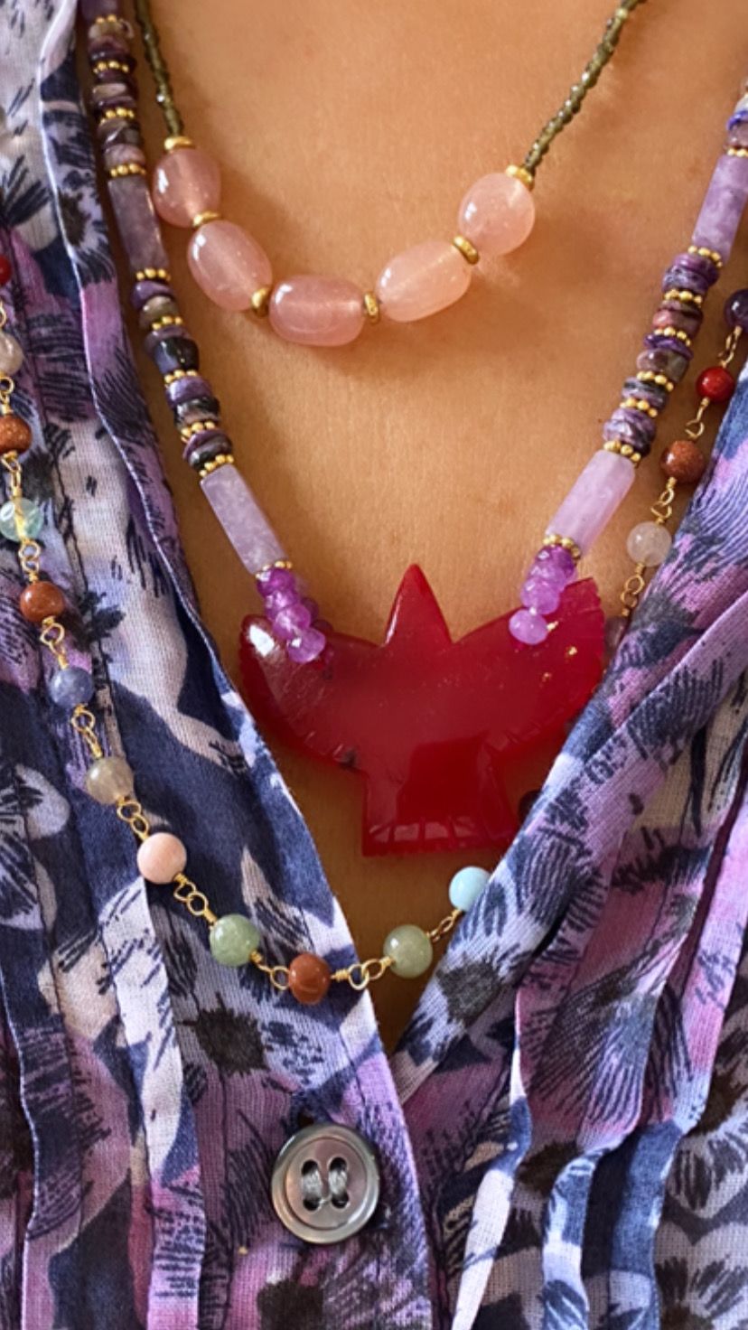 edelstenen ketting met amethist ketting en fuchsia vogel