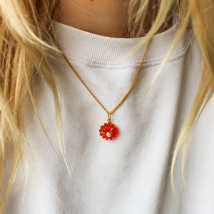 gouden ketting met edelstenen carneool bloem bedel