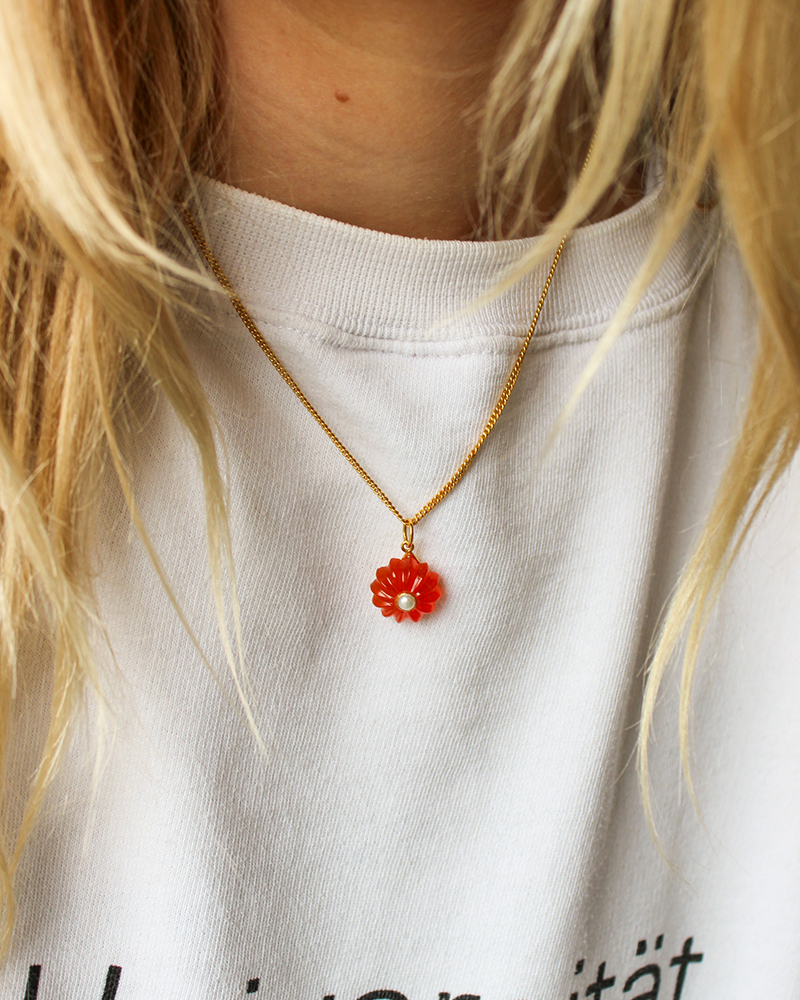 gouden ketting met edelstenen carneool bloem bedel