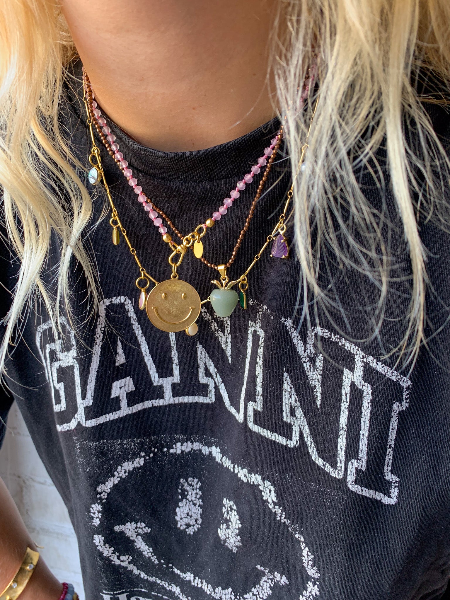 gouden kettingen met bedels en rozekwarts ketting grote smiley en brons ketting met groene appel bedel