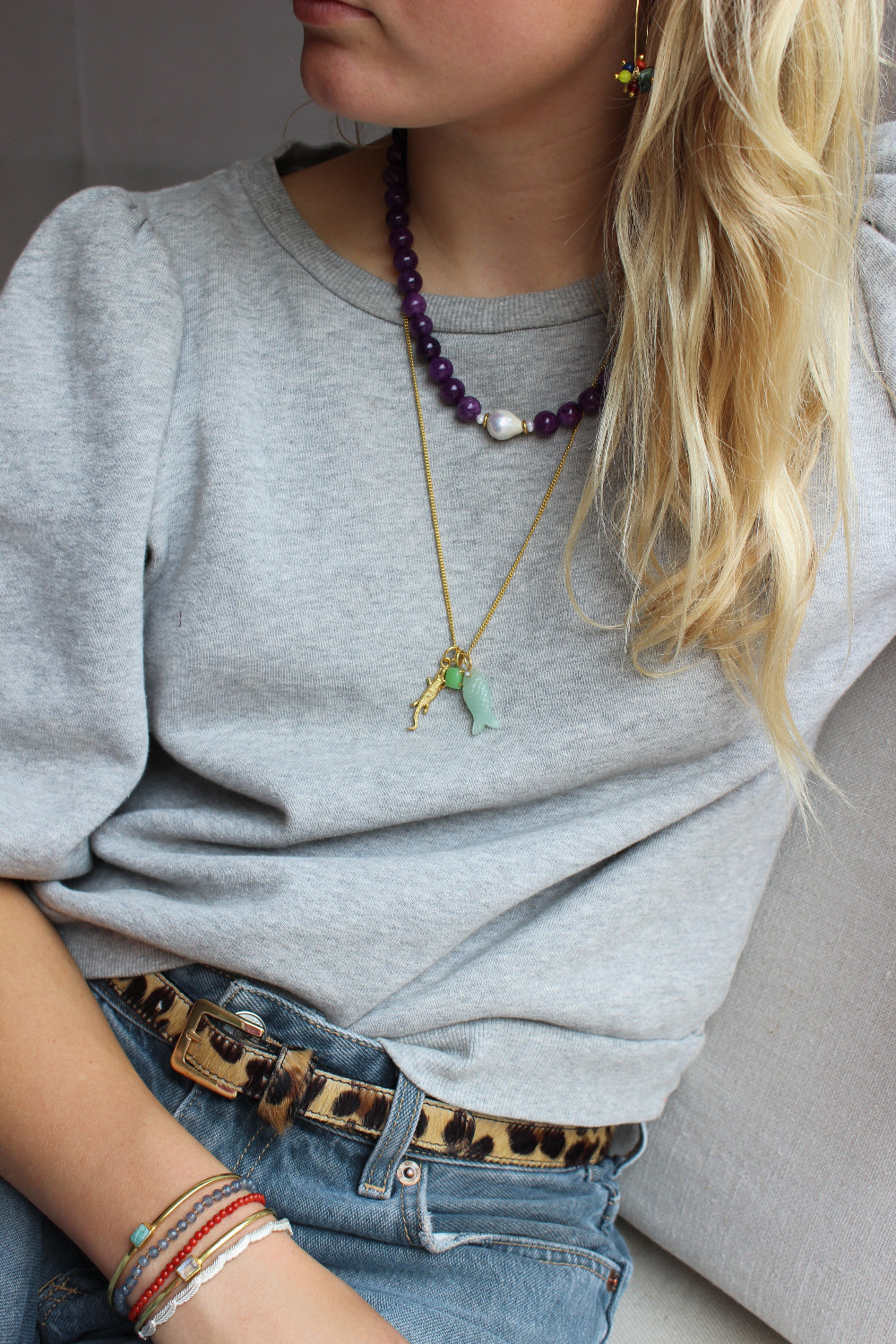 gouden krokodil bedel en vis en paarse jade ketting