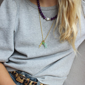 gouden krokodil bedel en vis en paarse jade ketting