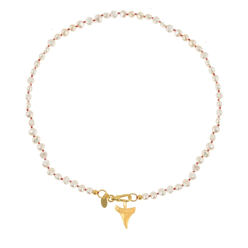handgeknoopte parelketting met haaientand bedel