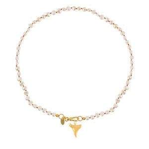 handgeknoopte parelketting met haaientand bedel