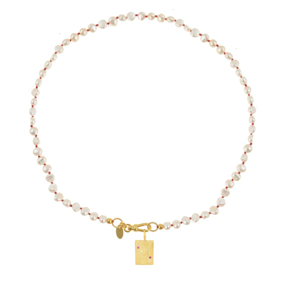 handgeknoopte parelketting met speelkaart bedel
