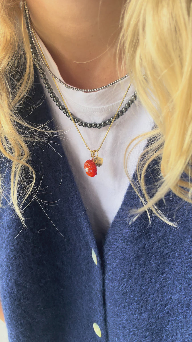 Grijze_Pyriet_kettingen_met_gouden_balletjes_ketting_met_bloem_en_dobbelsteentje