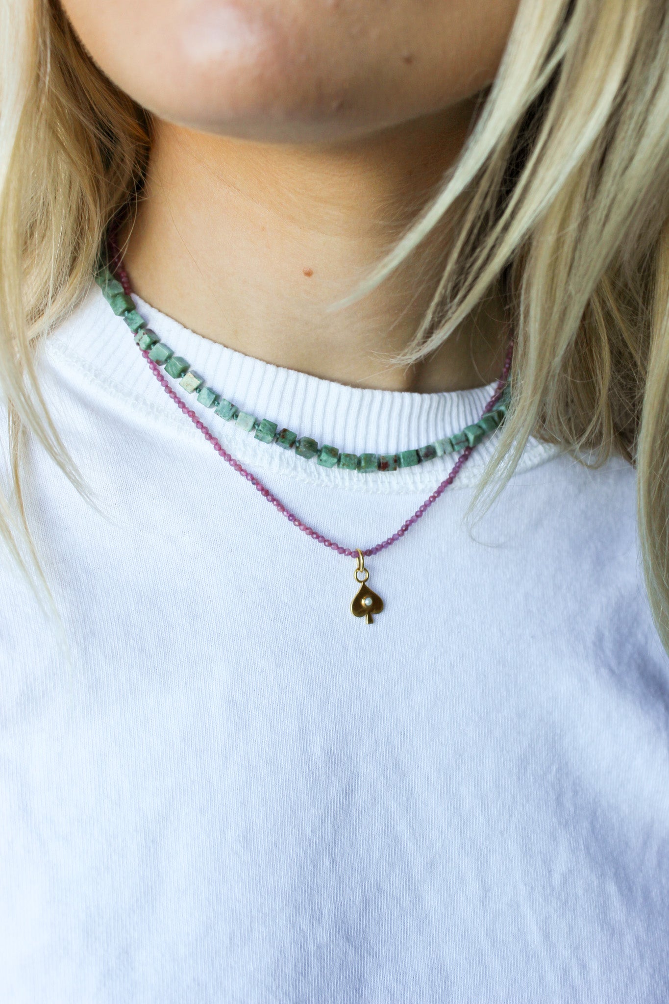 rzoe toermalijn edelstenen ketting met schoppen bedel en blokjes turquoise geknoopte ketting