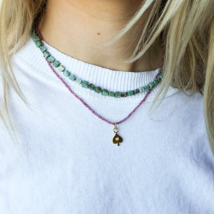 rzoe toermalijn edelstenen ketting met schoppen bedel en blokjes turquoise geknoopte ketting